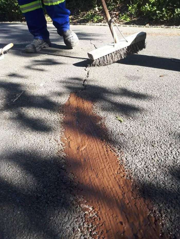 Crack sealing repair on a tar road