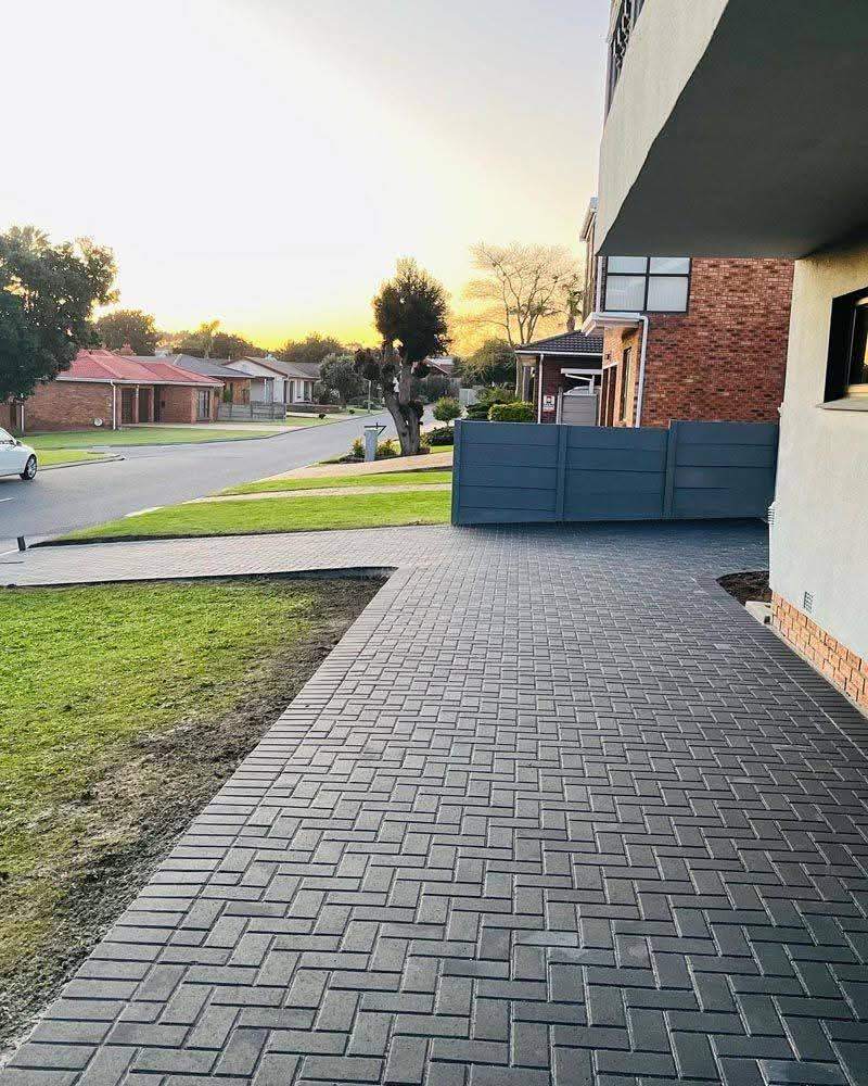 Charcoal slab paving surrounding a swimming pool
