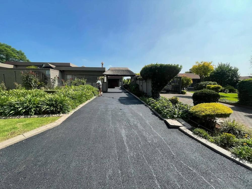 Freshly tarred residential driveway by Naymours Tar Surfaces